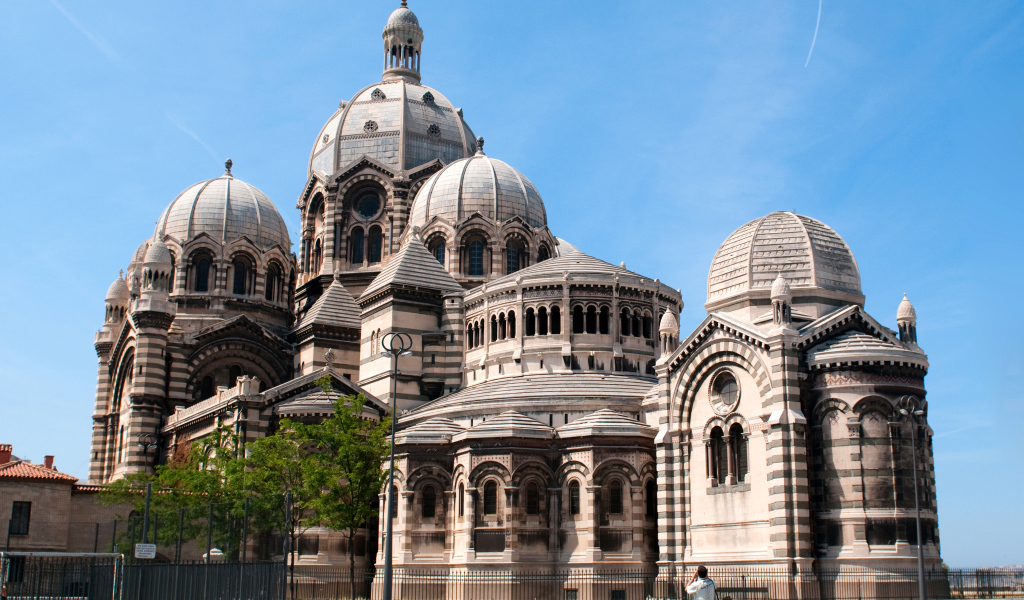 Кафедральный собор Марселя под голубым небом, Франция