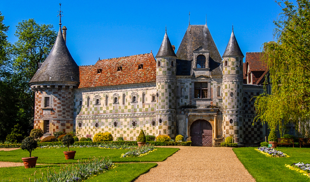 Замок Chateau de St Germain de Livet с зеленым газоном, Франция