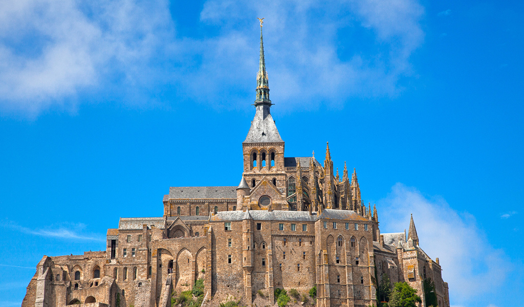 Остров крепость Мон-Сен-Мишель на фоне голубого неба, Франция