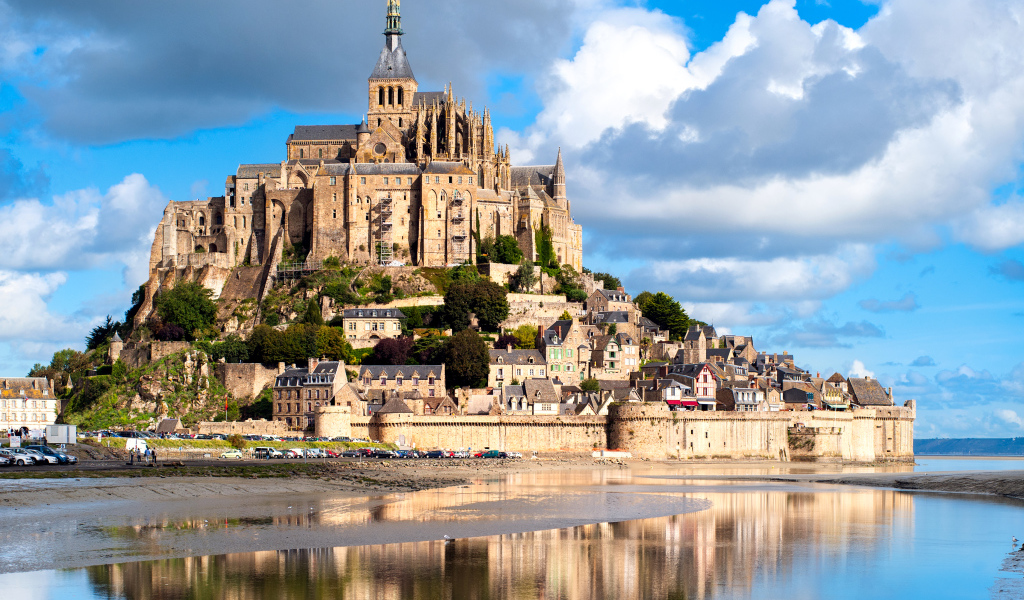 Остров крепость Мон-Сен-Мишель отражается в воде, Франция