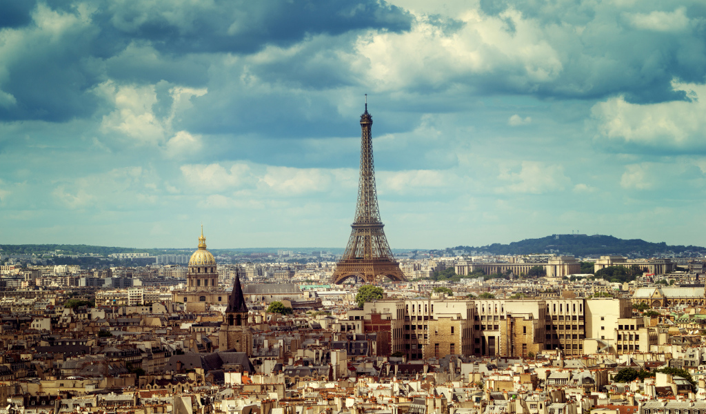 Вид на город Париж и Эйфелеву башню под красивым небом, Франция