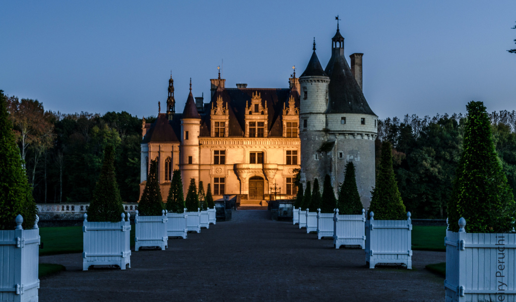 Вид  на вечерний замок Шенонсо, Франция