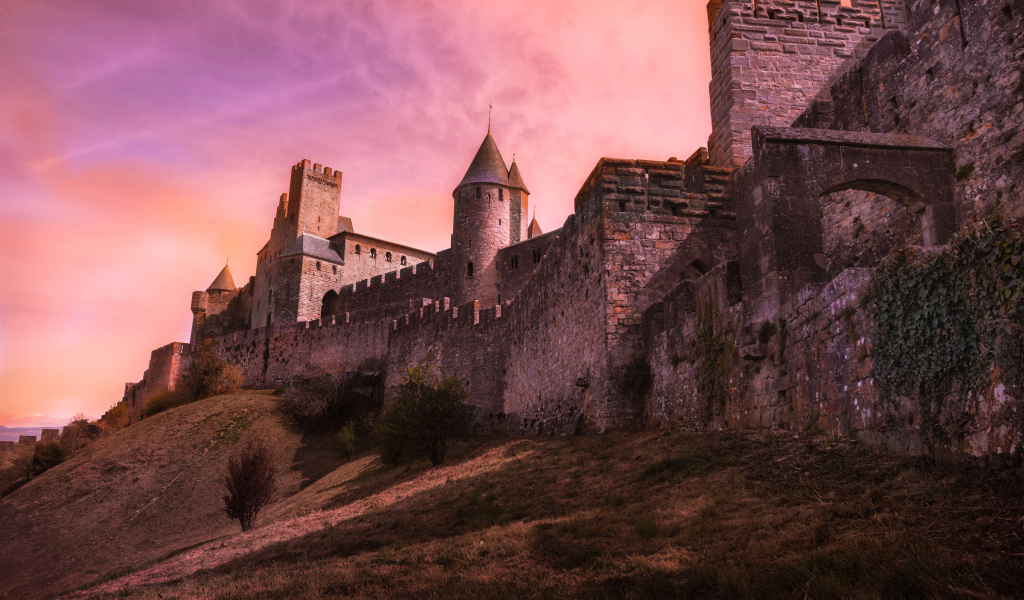 Стена старинной крепости под красивым небом, Франция