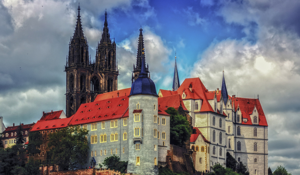 Замок Альбрехтсбург на фоне неба, Германия 