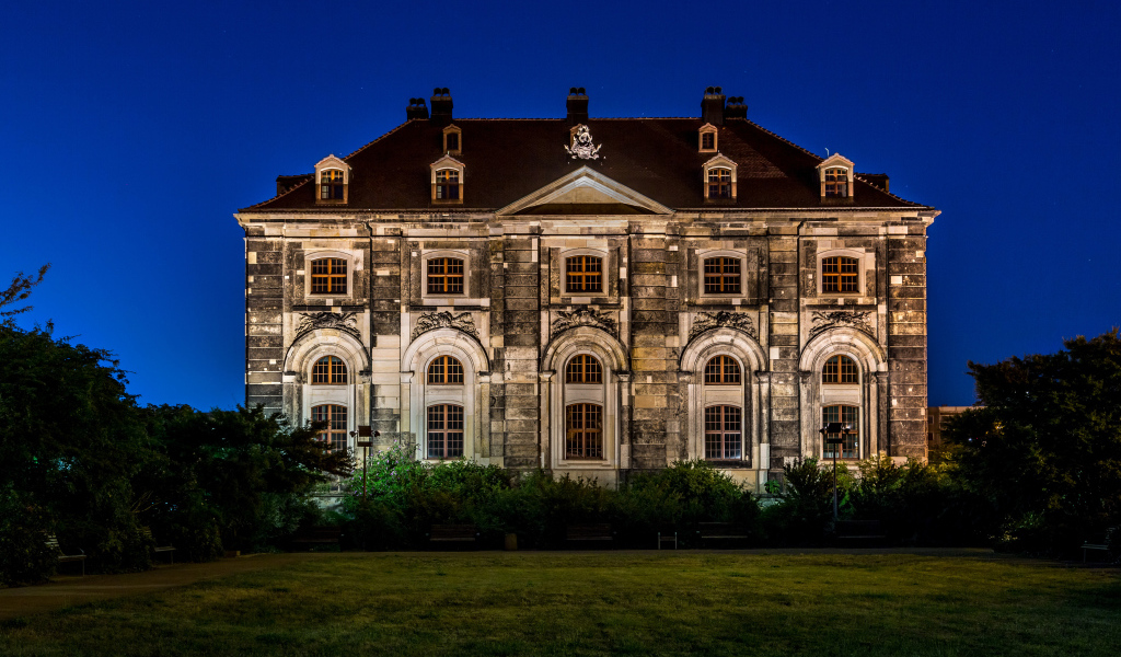 Старинный особняк  ночью, Дрезден. Германия 