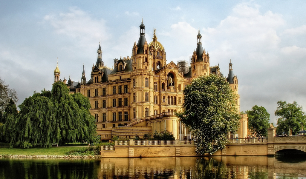 Старинный Шверинский замок у водоема, Шверин, Германия