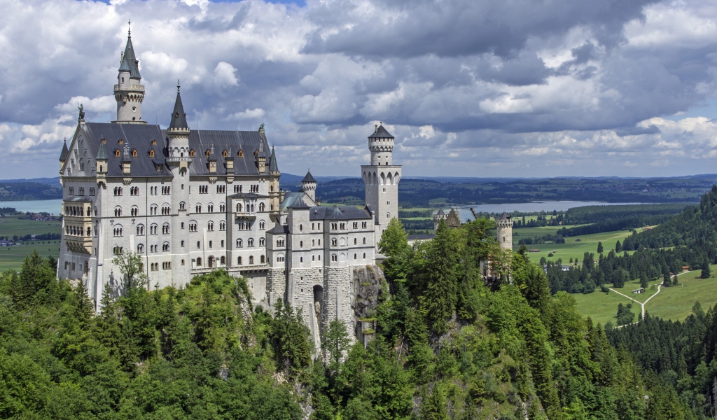 Старинный красивый замок Нойшванштайн, Германия 