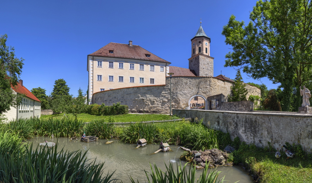 Красивый дом у пруда, Бавария. Германия