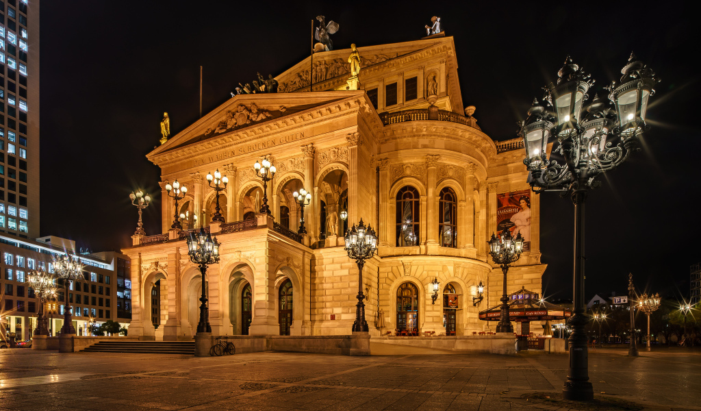 Красивое здание Старой оперы ночью,  Франкфурт-на-Майне, Германия 