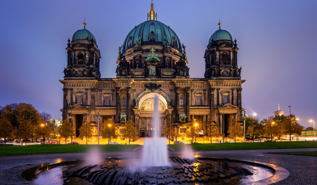 Фонтан у Берлинского кафедрального собора, Берлин. Германия 