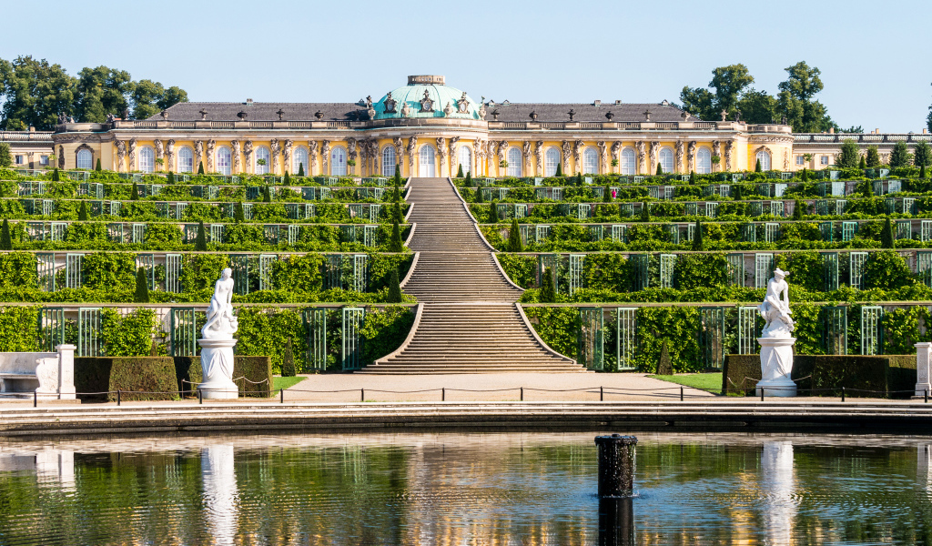 Высокая лестница у дворца Сан-Суси, Потсдам. Германия