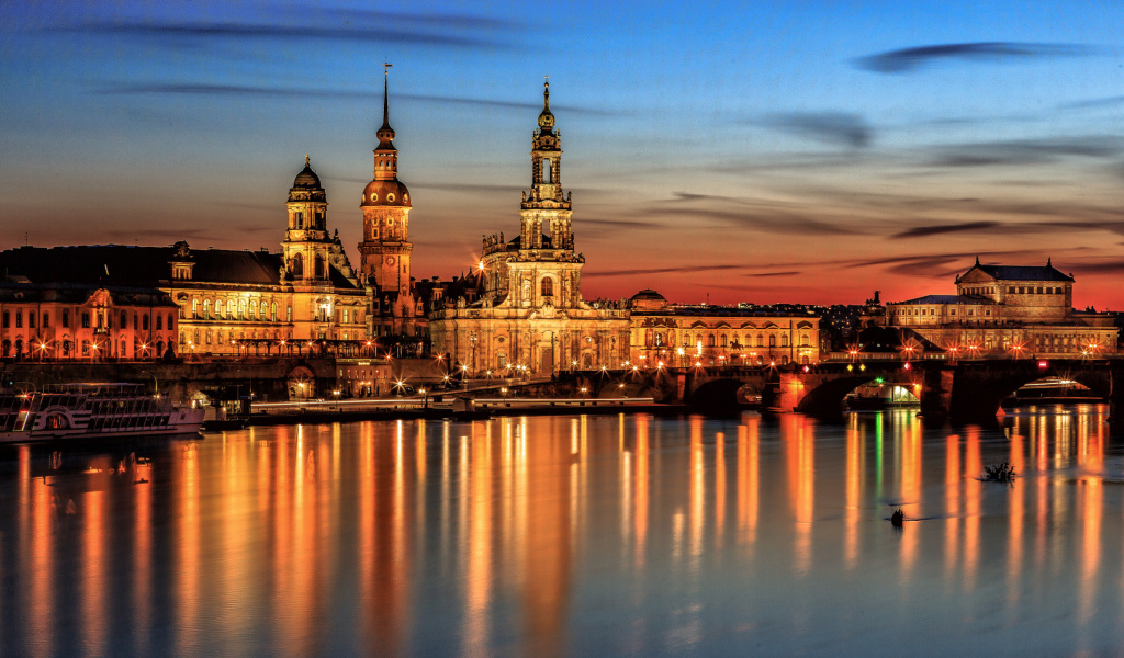 Собор Хофкирхе вечером, Дрезден. Германия 