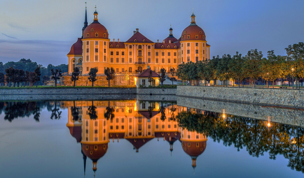 Замок Морицбург отражается в воде.  Германия 
