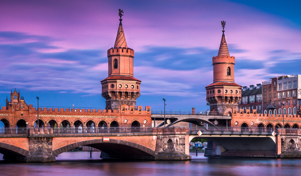 Красный старинный  мост Обербаумбрюкке, Берлин. Германия 