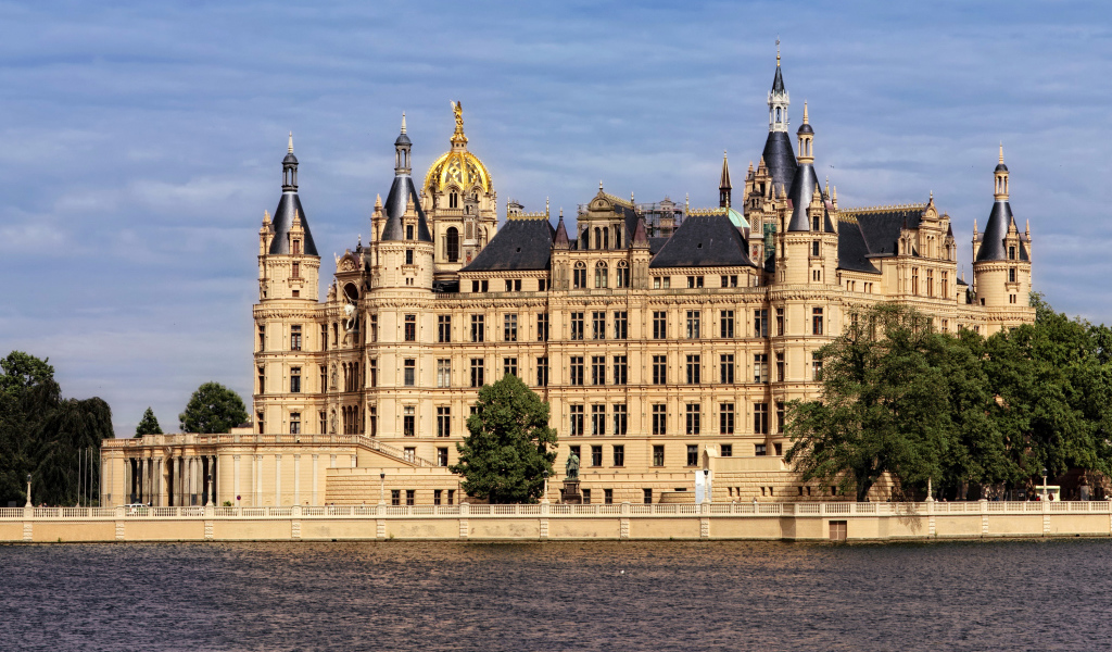 Шверинский замок у озера, Германия  