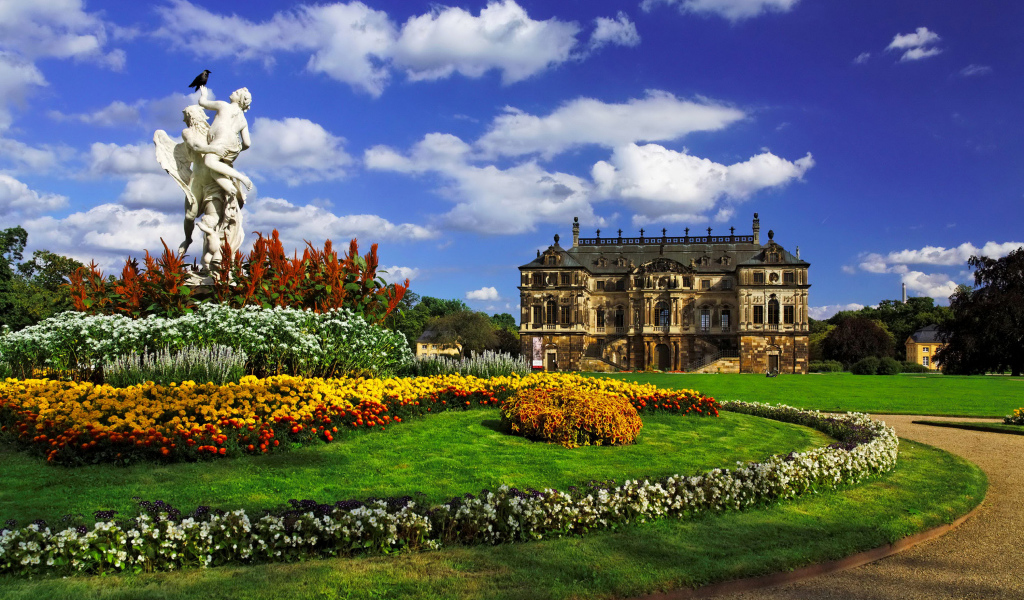 Скульптура и замок в саду Гроссер гартен, Дрезден. Германия 