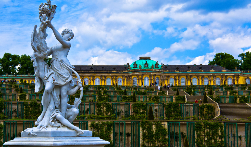 Скульптура у дворца Сан-Суси, Потсдам. Германия 