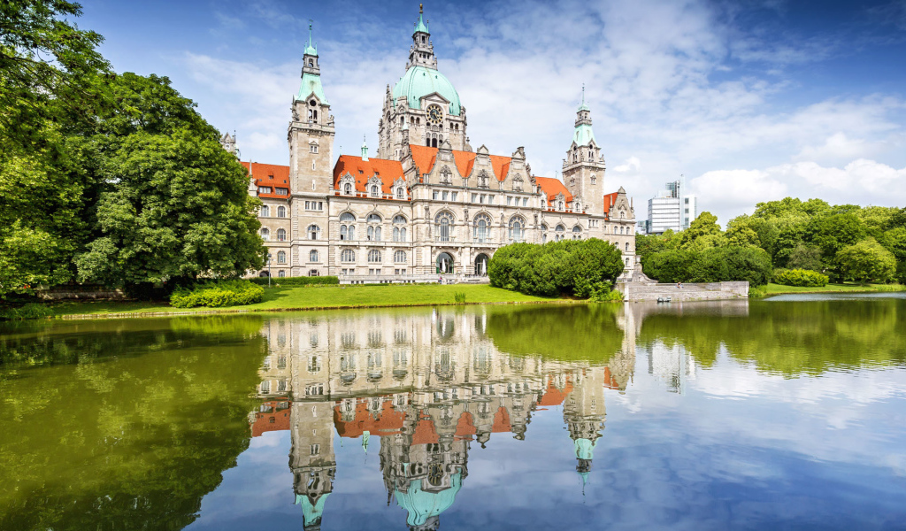 Мэрия New Town Hall отражается в воде, Ганновер, Германия 