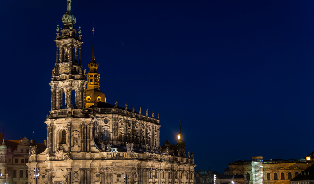 Старинный собор Хофкирхе ночью, Дрезден. Германия