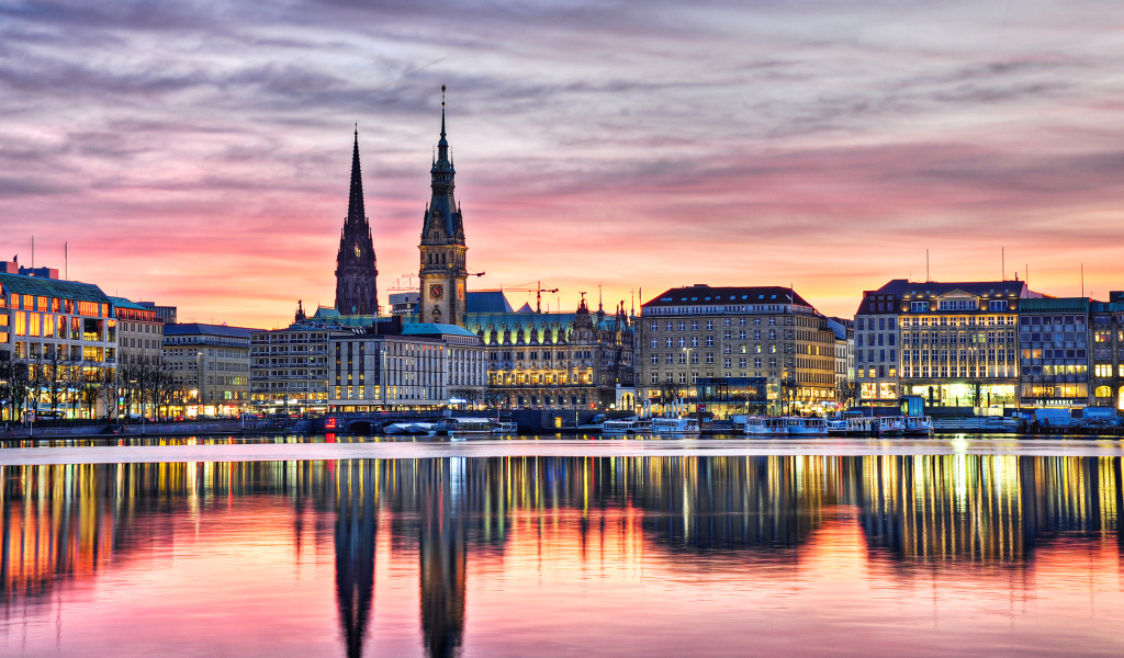 Здания вечернего города Гамбург отражаются в реке,  Германия 