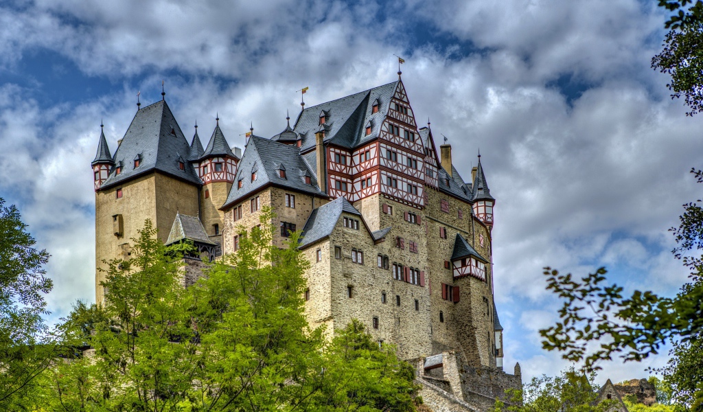 Замок Эльц под красивым голубым небом, Германия