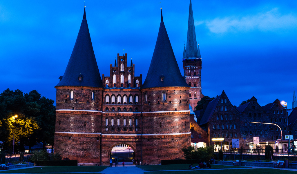 Старинный музей Хольстентор, город Любек. Германия 