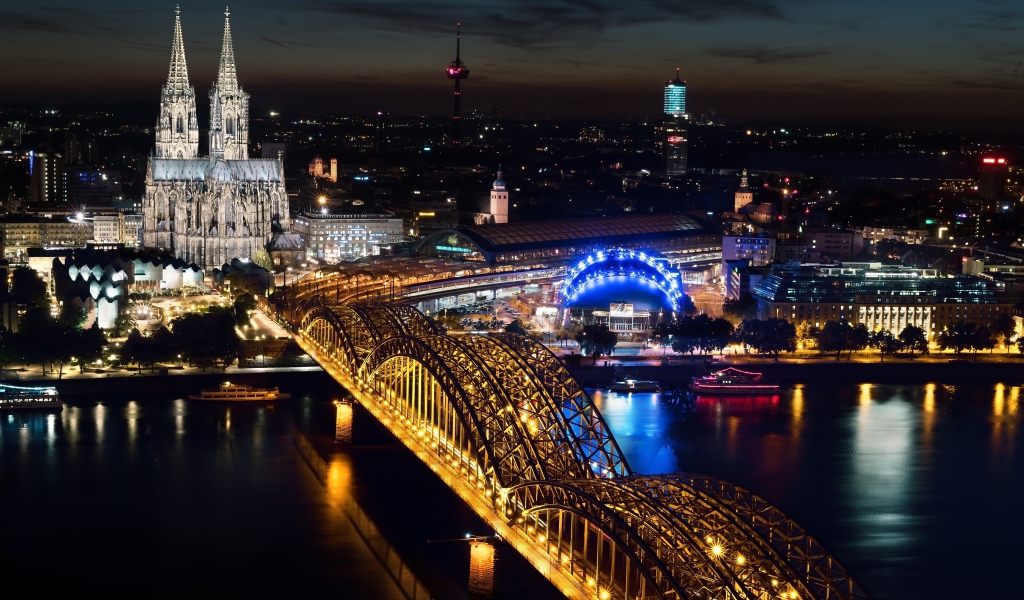Вид на Кельнский собор и  мост Гогенцоллернов вечером, Германия