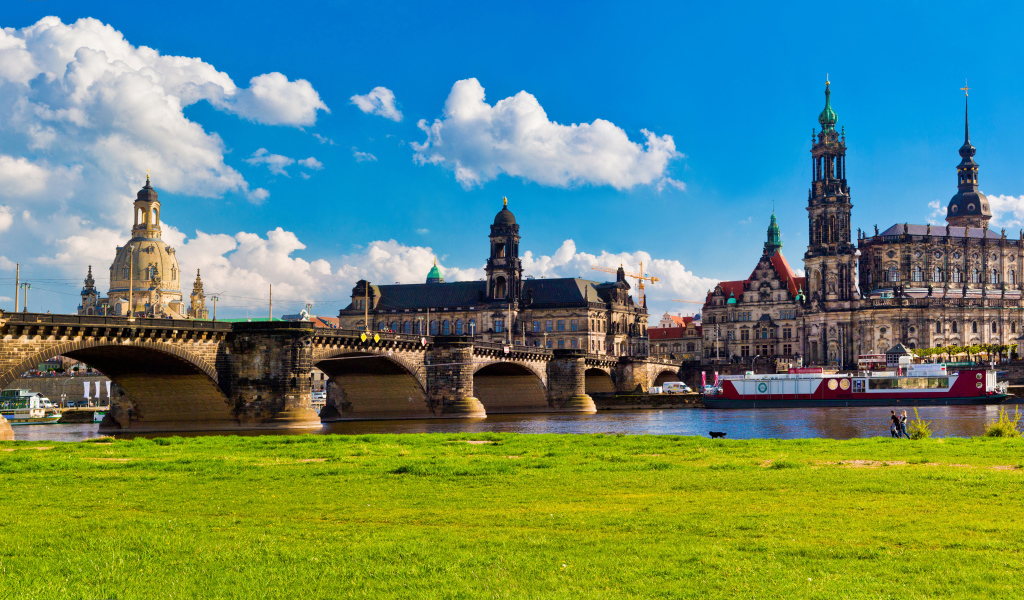 Вид на мост через реку и старинную архитектуру города Дрезден. Германия