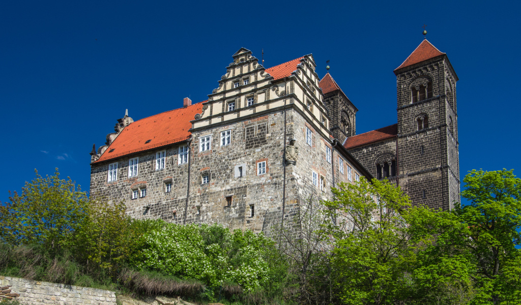 Вид на монастырь в городе Кведлинбург, Германия