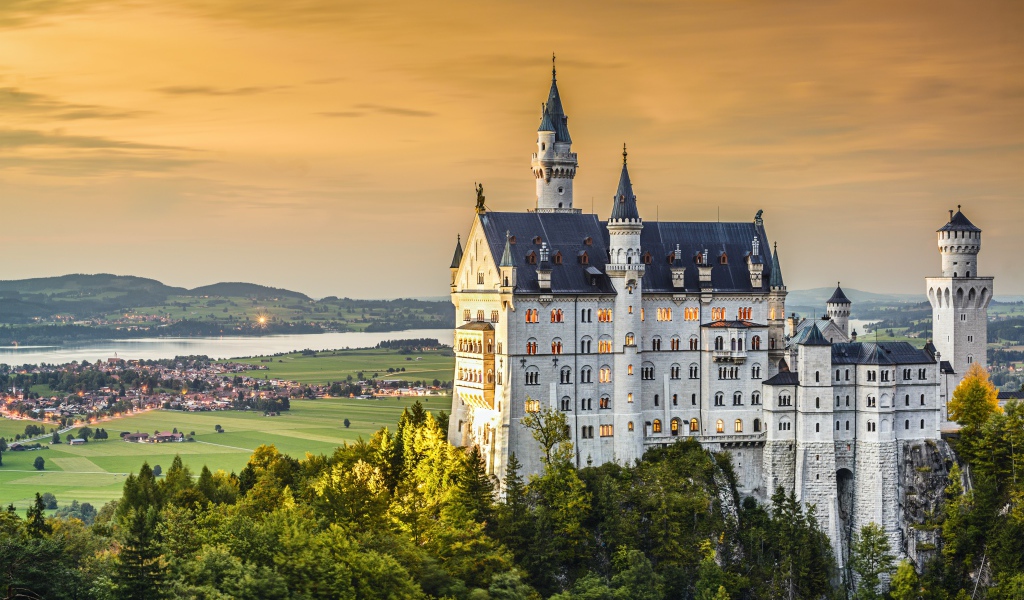 Красивый замок Нойшванштайн на рассвете, Германия 
