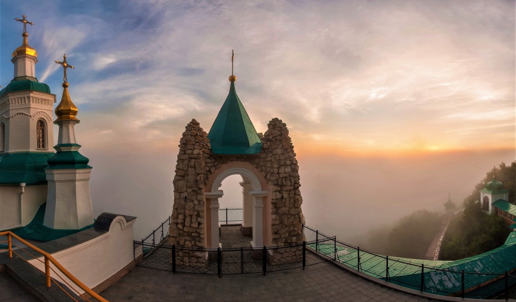 Церковь под красивым небом, остров Санторини, Греция