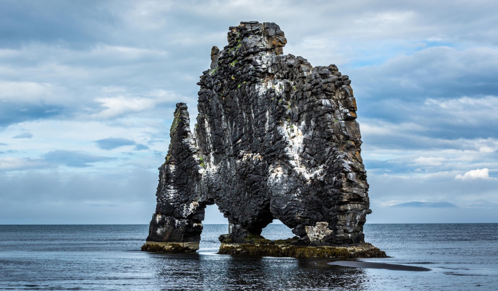 Необычная скала Хвитсеркюр, полуострова Ватнснес. Исландия 