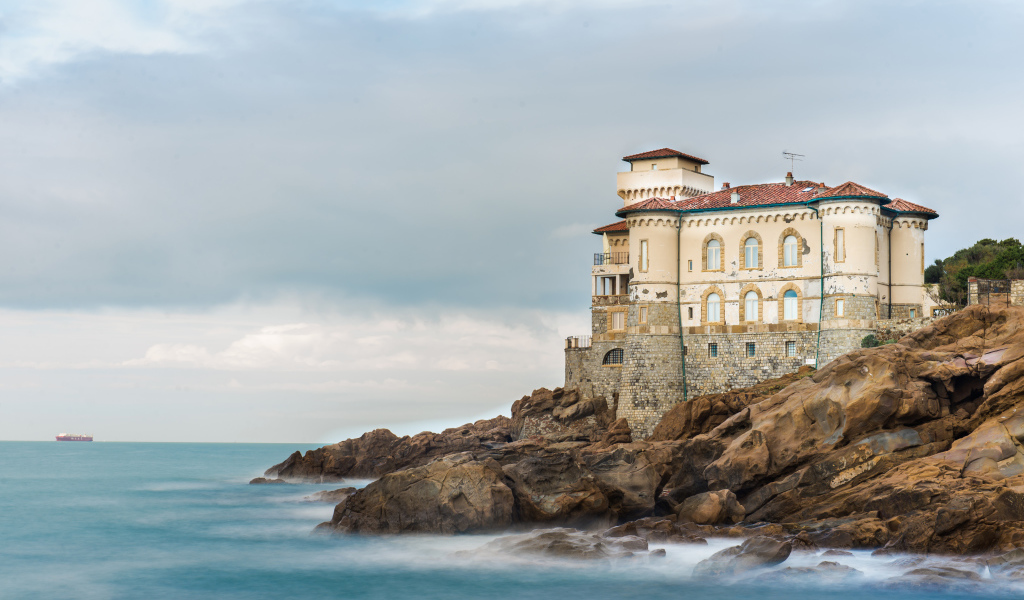 Старинное здание Boccale Castle на побережье, Италия