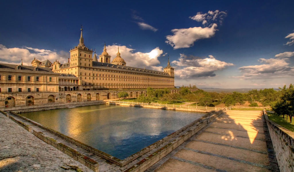 Старинный монастырь Эскориал, Италия 