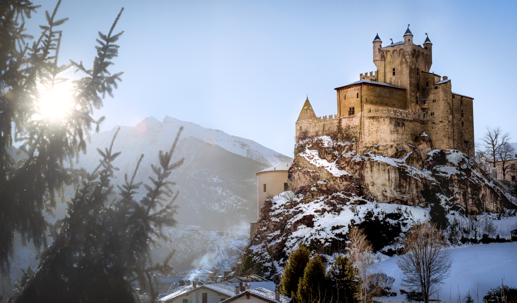 Старинный заснеженный замок Castello di Saint-Pierre, Италия 