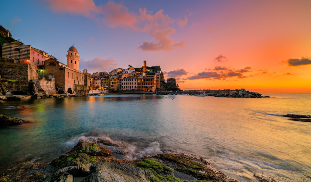 Город Вернацца на берегу океана на закате,  Италия 