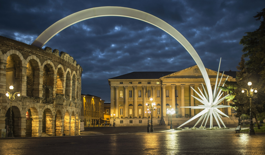 Ночная улица в Вероне, Италия