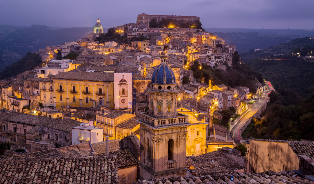 Панорама ночного города,  Сицилия,  Италия 