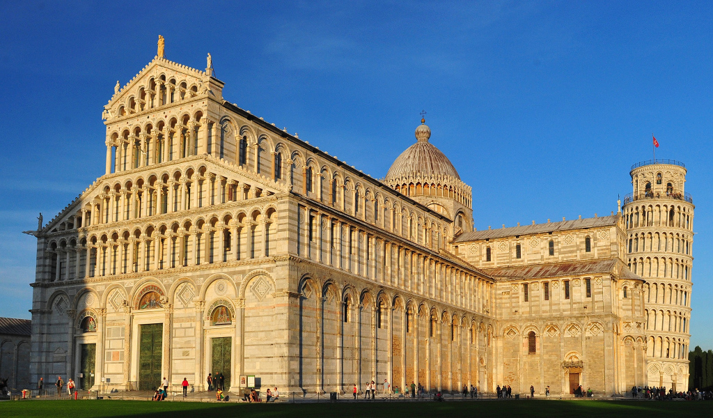 Храм у Пизанской башни, Пиза. Италия