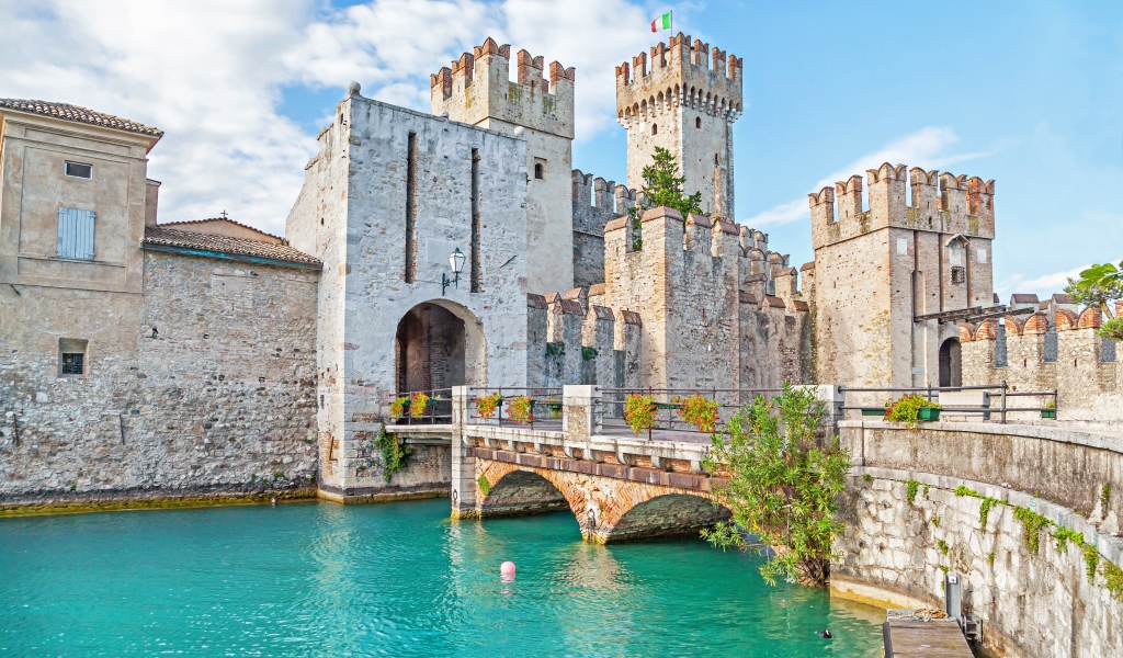 Замок Скалигер у воды, город Сирмионе. Италия 