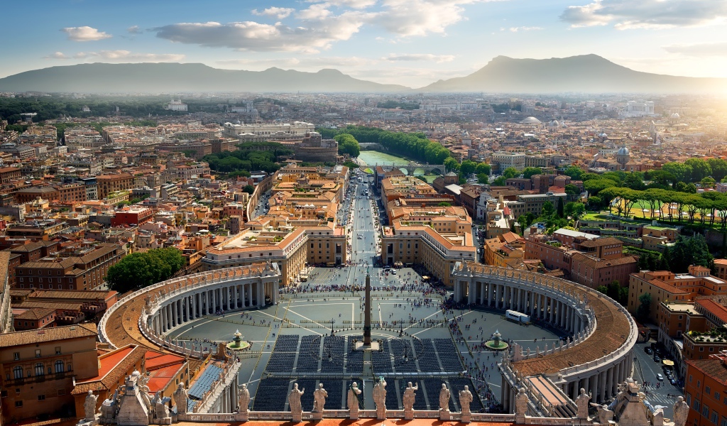 Вид сверху на городскую площадь Ватикана, Италия