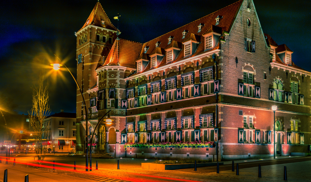 Красивый дом на вечерней улице, Нидерланды 