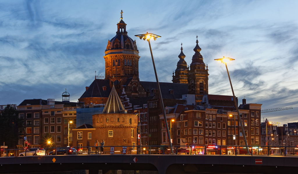 Средневековая церковь Святого Николая в Амстердаме. Нидерланды