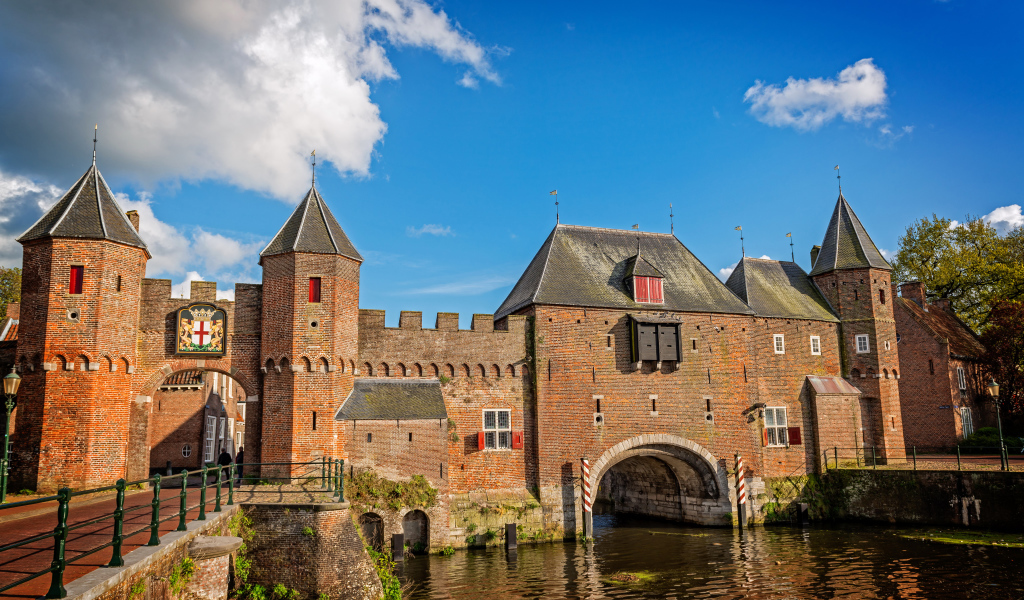 Каменные стены города Амерсфорт у воды, Нидерланды