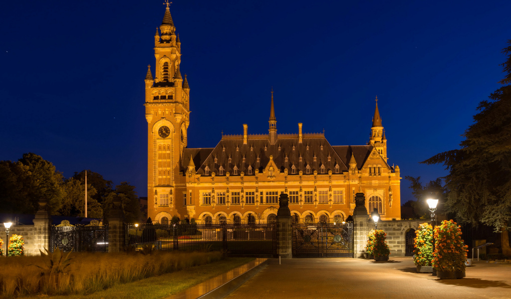 Дворец Мира в свете фонарей, Гааг. Нидерланды 