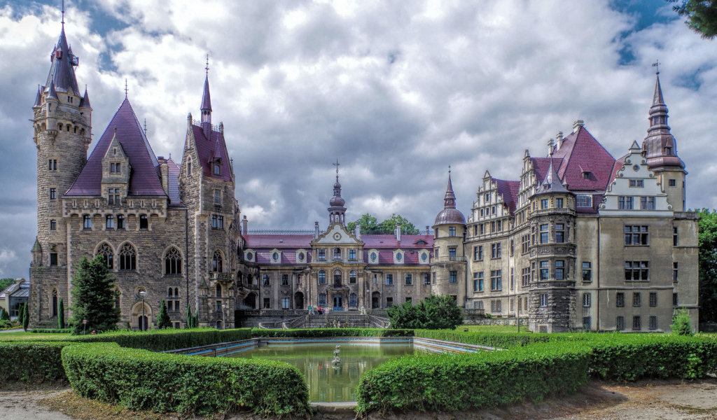 Красивый старинный Мошненский Замок, Польша