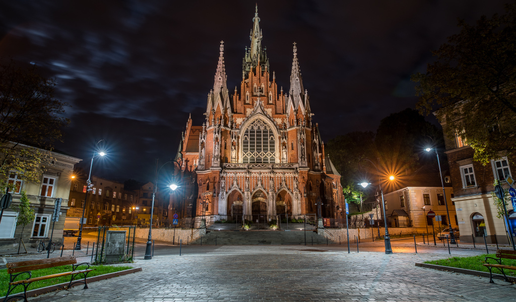 Церковь St. Joseph's Church в свете ночных фонарей, Краков. Польша