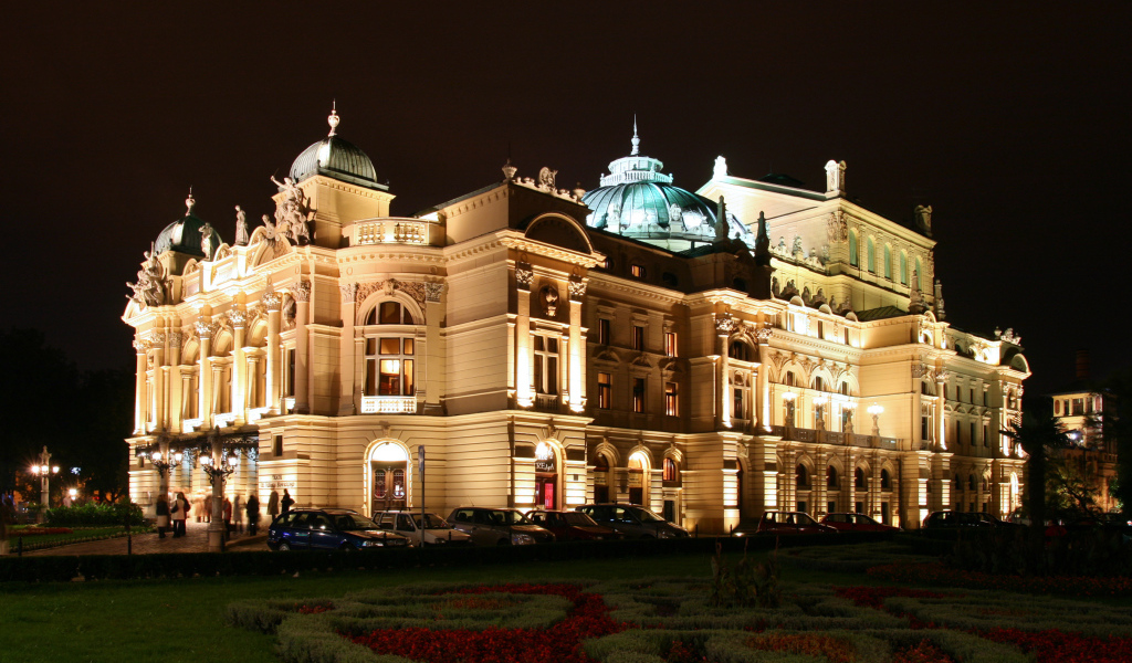 Театр имени Юлиуша Словацкого вечером, Краков. Польша