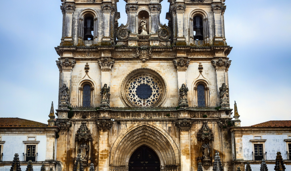 Старинное здание монастыря Алкобаса, Португалия 