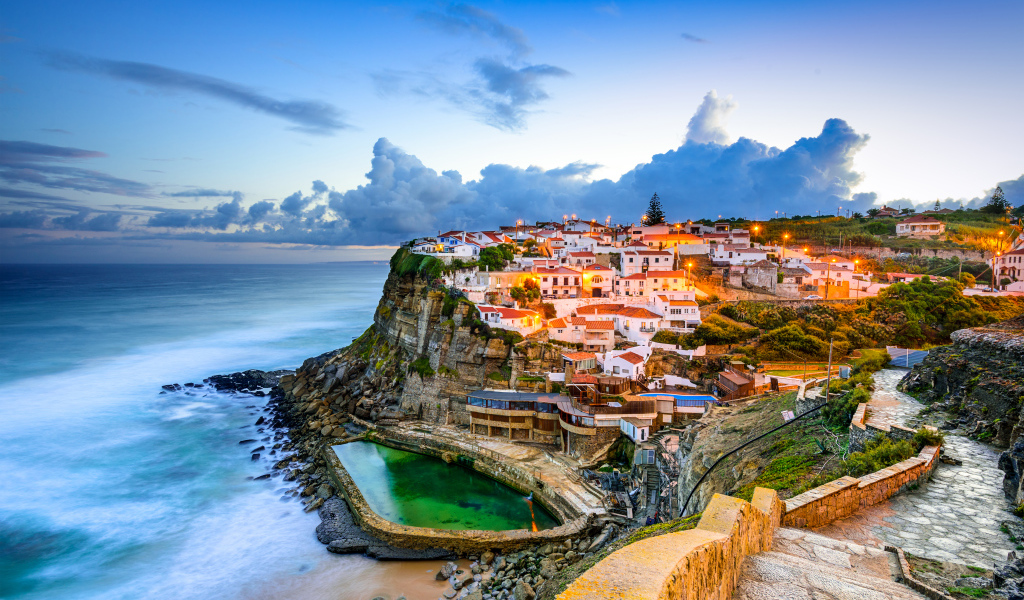 Вечерний город на скалистом побережье, Португалия 